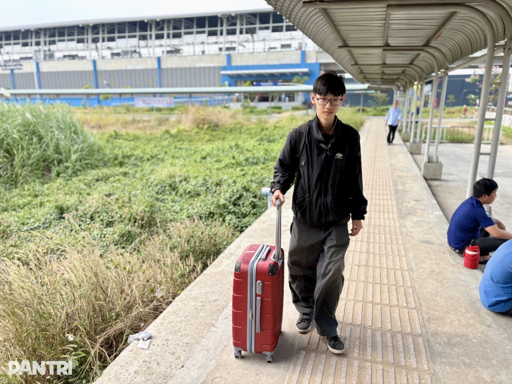 Người dân TPHCM đi Metro số 1 ra Bến xe miền Đông để về quê đón Tết - 2 Người dân TPHCM đi Metro số 1 ra Bến xe miền Đông để về quê đón Tết - 2