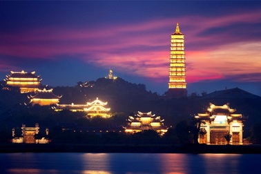 Ngôi chùa lớn nhất Việt Nam đẹp lung linh huyền ảo về đêm