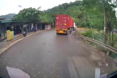 Tình huống cậu bé đi xe đạp suýt bị container cuốn vào gầm