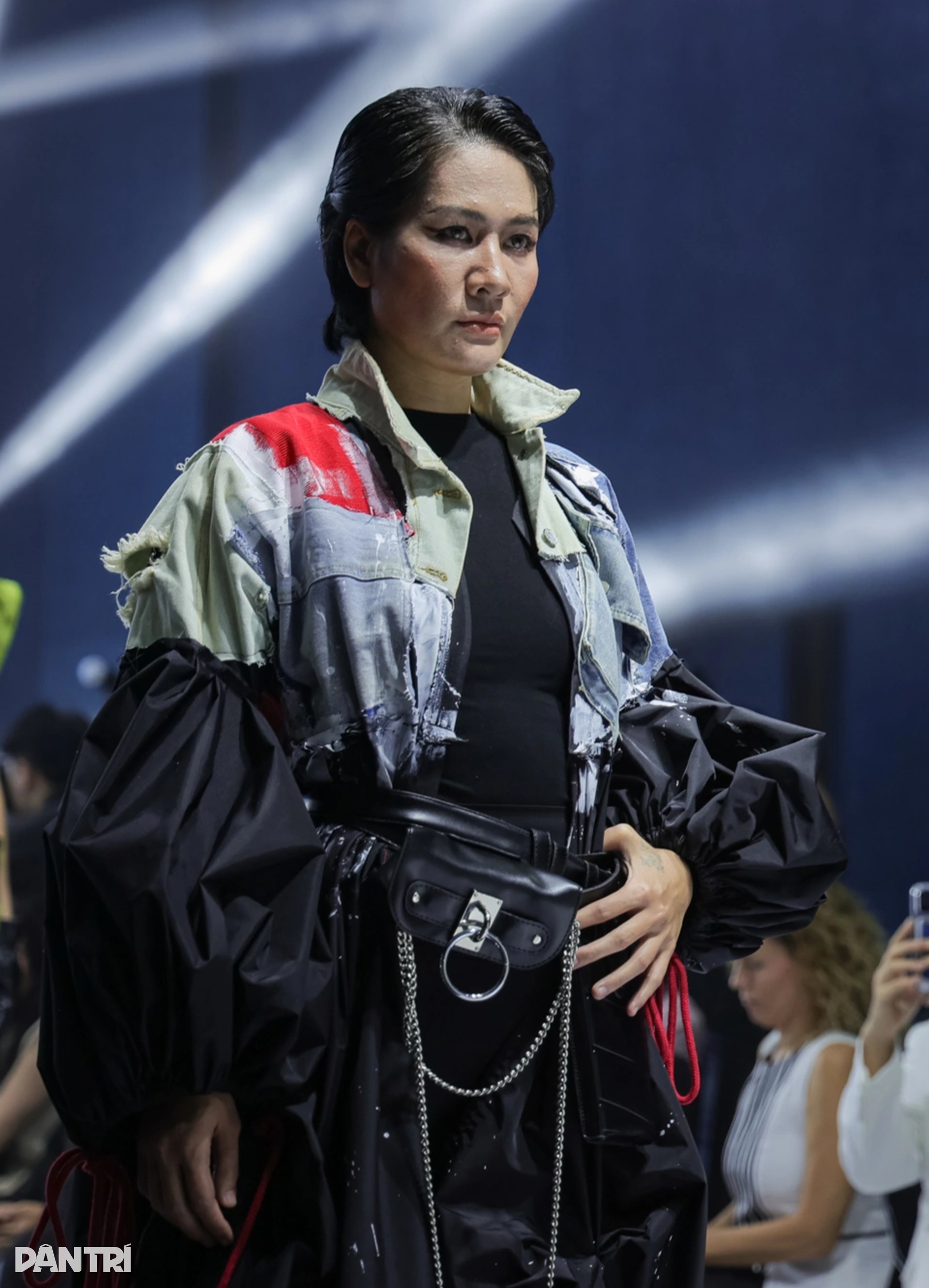 Á hậu Châu Anh trở lại thảm đỏ đầy quyến rũ sau khi được thăng hàm Trung úy - 8 Á hậu Châu Anh trở lại thảm đỏ đầy quyến rũ sau khi được thăng hàm Trung úy - 8