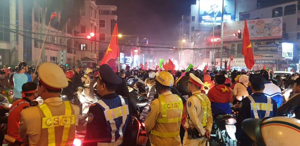 Hàng vạn người hâm mộ xuống đường mừng U22 Việt Nam vô địch SEA Games - 23 Hàng vạn người hâm mộ xuống đường mừng U22 Việt Nam vô địch SEA Games - 23