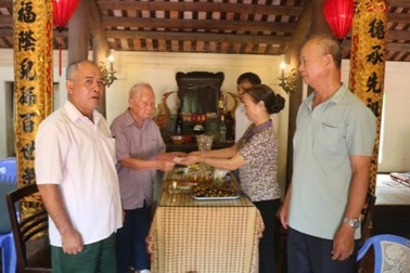 Cụ ông 107 tuổi trích tiền tiết kiệm lương hưu ủng hộ đồng bào miền Bắc