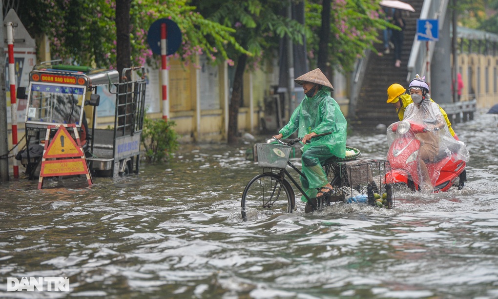 Nhiều tuyến phố Hà Nội ngập sâu sau trận mưa vàng - 6 Nhiều tuyến phố Hà Nội ngập sâu sau trận mưa vàng - 6