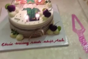 Đoạn clip bé gái đứng trước di ảnh cha trò chuyện gây xúc động