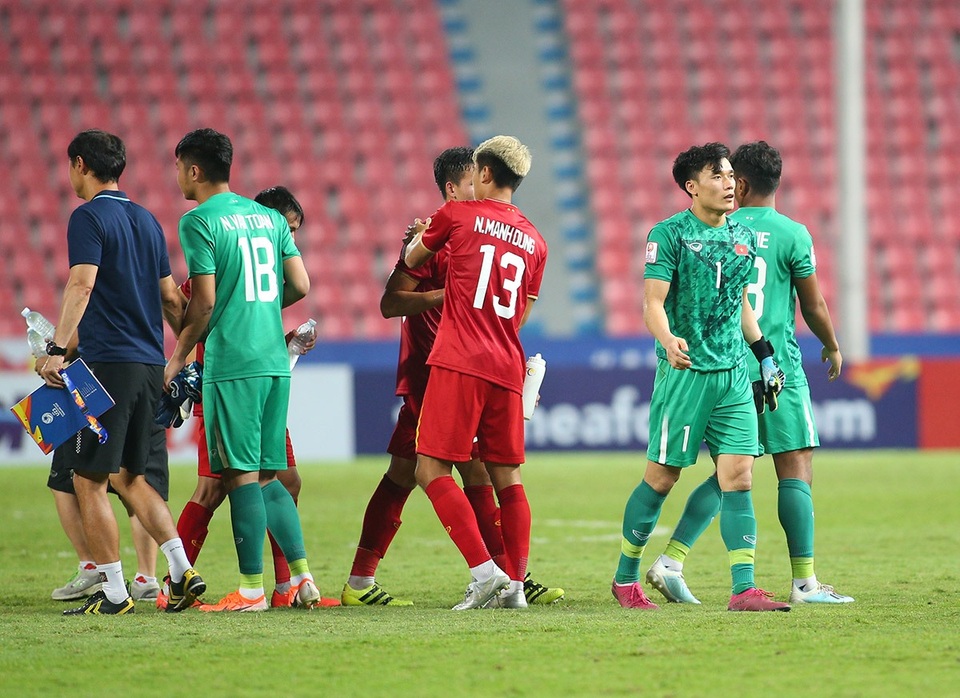 Cầu thủ U23 Việt Nam ôm động viên thủ môn Bùi Tiến Dũng - 4 Cầu thủ U23 Việt Nam ôm động viên thủ môn Bùi Tiến Dũng - 4