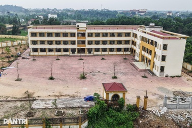 Hai trường học được xây dựng khang trang bị bỏ hoang gây lãng phí ở Hà Nội