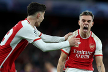 Rượt đuổi kịch tính, Arsenal hòa hú vía trước Bayern Munich