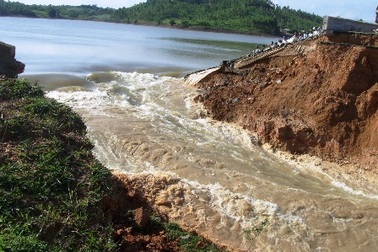 Vỡ đập nước, hàng trăm người dân sơ tán 