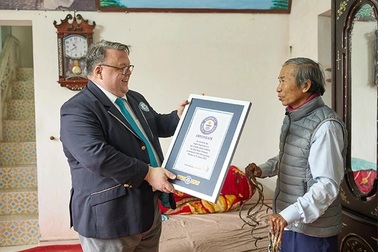 Nhân vật của báo Dân trí nhận kỷ lục thế giới với bộ móng tay dài gần 6m