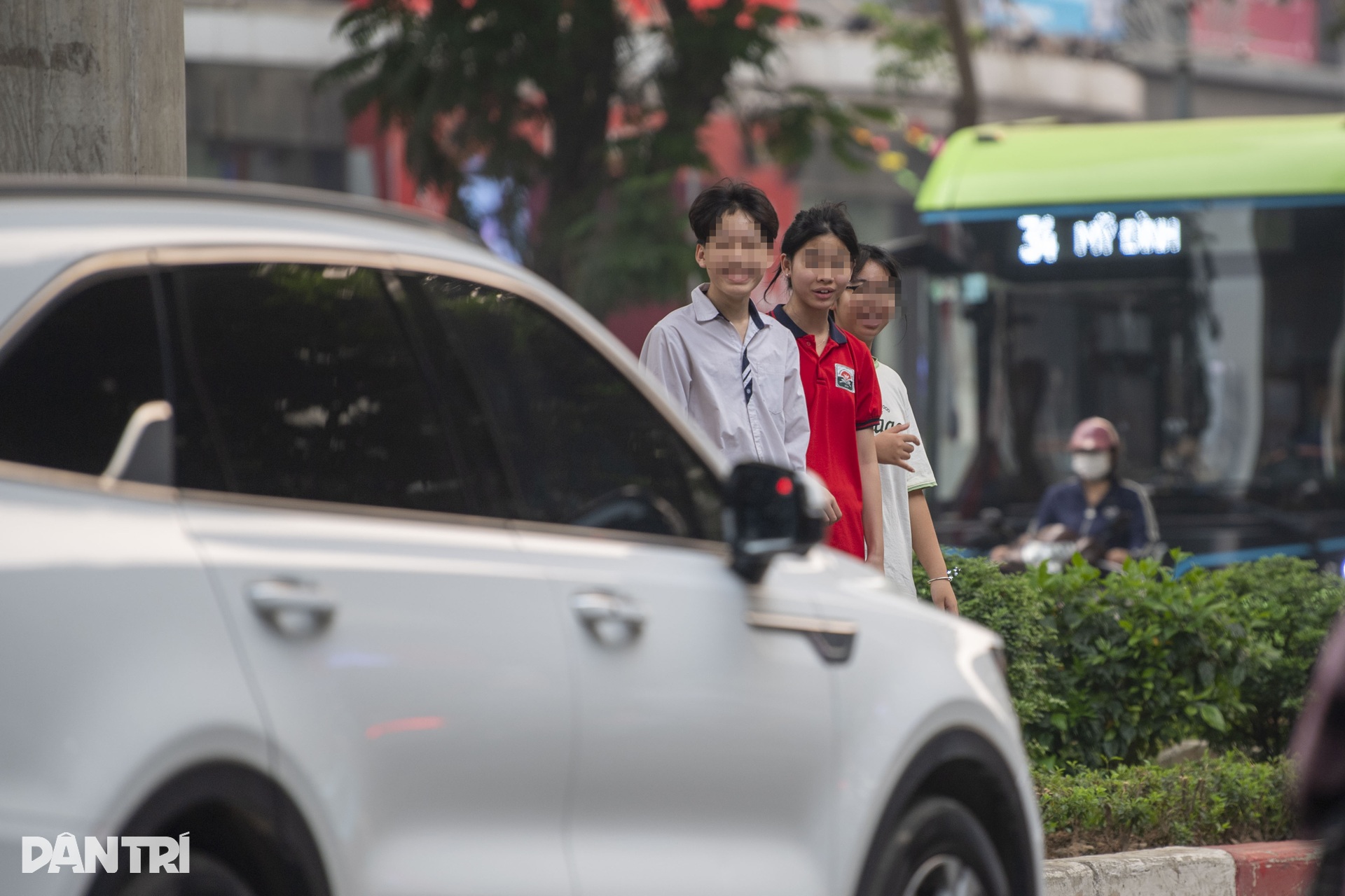 Nhiều người đi bộ tại Hà Nội vô tư sang đường bất chấp nguy hiểm, vi phạm - 9