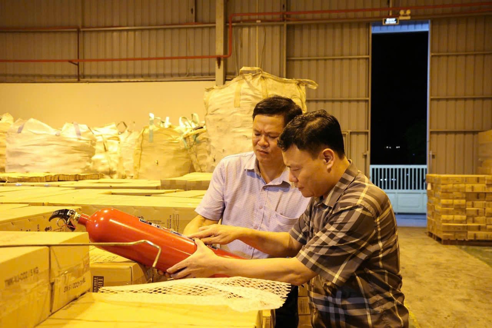 Đột kích nơi sản xuất hàng triệu bình chữa cháy giả theo kiểu tự nghĩ ra - 5 Đột kích nơi sản xuất hàng triệu bình chữa cháy giả theo kiểu tự nghĩ ra - 5