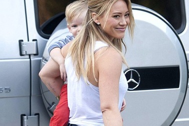 Hilary Duff rạng ngời xuống phố sau thông báo ly dị 