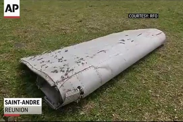 Tìm thấy mảnh vỡ lớn nghi của máy bay mất tích MH370