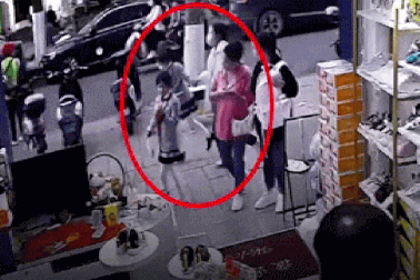 Kinh hãi dao phay "bay" xuống đường suýt trúng cô gái ở Trung Quốc