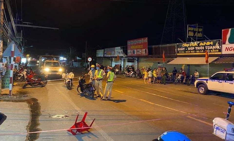 Mâu thuẫn trên bàn nhậu, nam thanh niên rút dao đâm gục 2 người bạn - 3 Mâu thuẫn trên bàn nhậu, nam thanh niên rút dao đâm gục 2 người bạn - 3