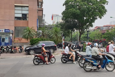 Hà Nội: 2 đối tượng táo tợn cướp ngân hàng rồi cướp xe máy bỏ chạy