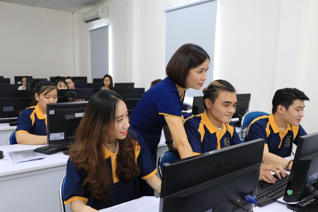 Kết quả lọc ảo lần 1: Điểm chuẩn trường top đầu giảm, top dưới tăng mạnh - 2 Kết quả lọc ảo lần 1: Điểm chuẩn trường top đầu giảm, top dưới tăng mạnh - 2