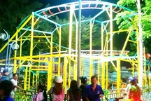 Tàu lượn "rơi tự do", hai cháu bé bị thương  