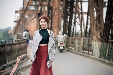 Á hậu Thùy Dung thong dong khám phá Hà Nội xưa