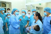 Phó Chủ tịch nước thăm, tặng quà bệnh nhi được "phẫu thuật nụ cười"