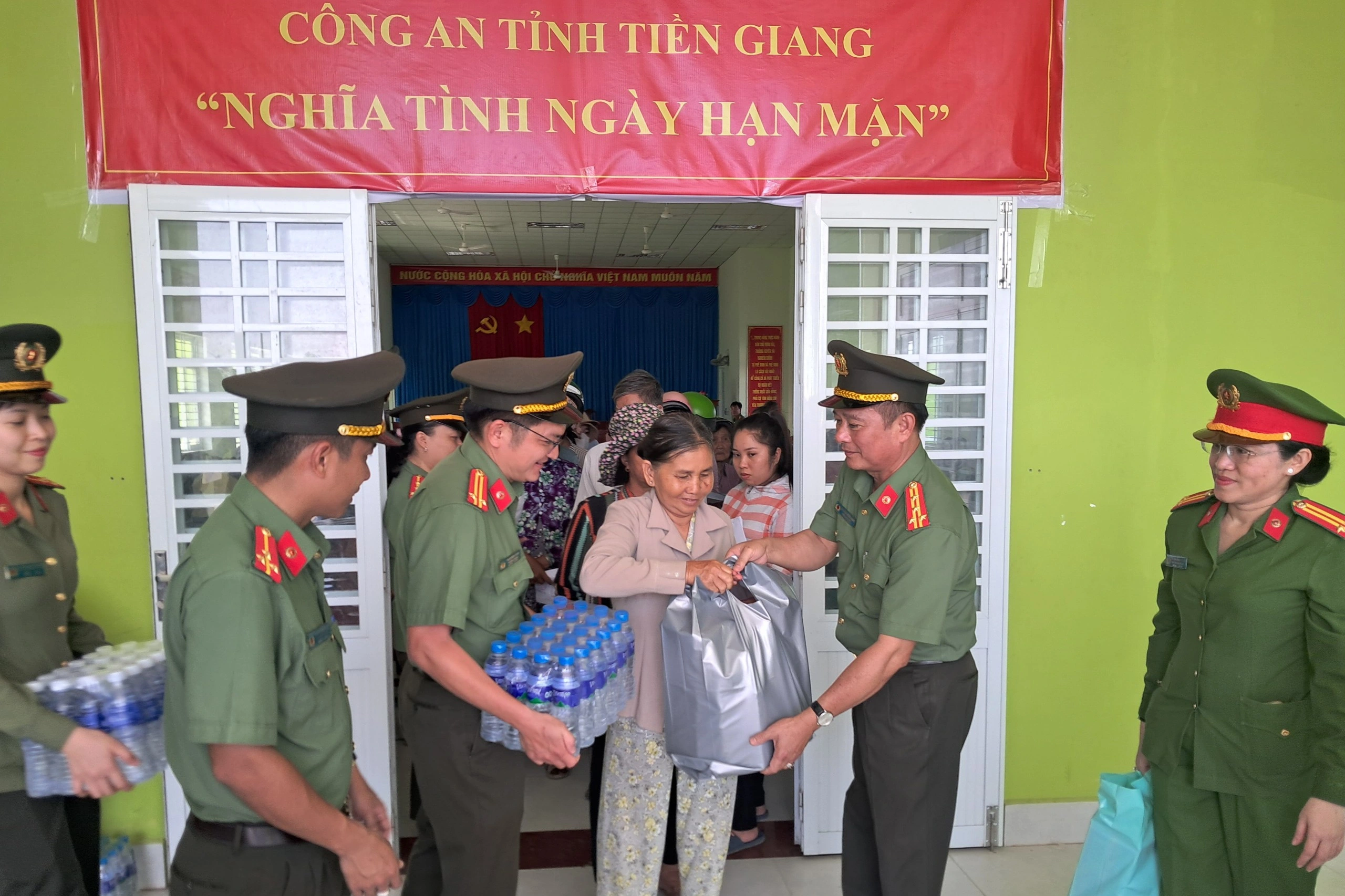 Công an tỉnh Tiền Giang tổ chức chương trình "Nghĩa tình ngày hạn mặn" hỗ trợ nước sạch cho người dân vùng hạn mặn (Ảnh: CTV).