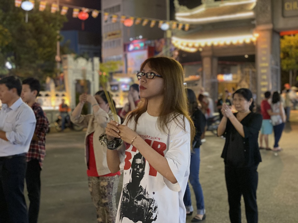 Sau giao thừa, nhiều người đi chùa cầu bình an - 14 Sau giao thừa, nhiều người đi chùa cầu bình an - 14
