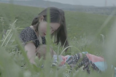 Ảnh con gái tổng thống cho con bú gây "bão" mạng xã hội