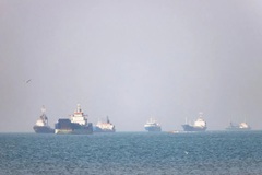 Iran bày trận tàu ngầm mini dưới đáy biển Hormuz