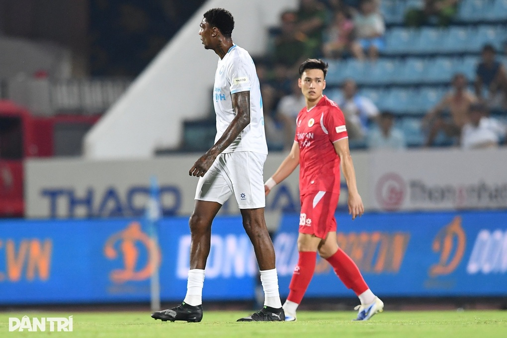 កាសែតកូរ៉េប្រតិកម្មពេលខ្សែប្រយុទ្ធកម្ពស់២.០៦ម៉ែត្រត្រៀមចូលសញ្ជាតិវៀតណាម - ២ Báo Hàn Quốc phản ứng khi tiền đạo cao 2,06m sẵn sàng nhập tịch Việt Nam - 2