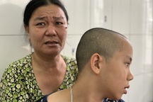 Xót xa cảnh bà ôm cháu bại não sợ Tết đến run người!