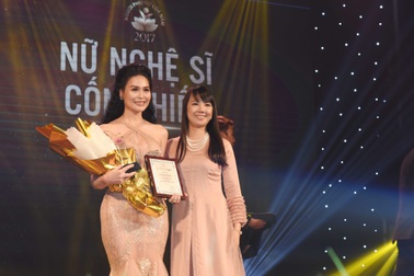 Ca sĩ Nhật Huyền được vinh danh “Nữ nghệ sĩ cống hiến”