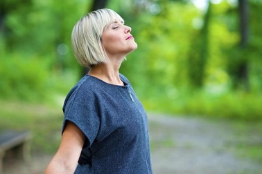 Những kỹ thuật thở điều chỉnh tình trạng “bốc hỏa” ở phụ nữ mãn kinh