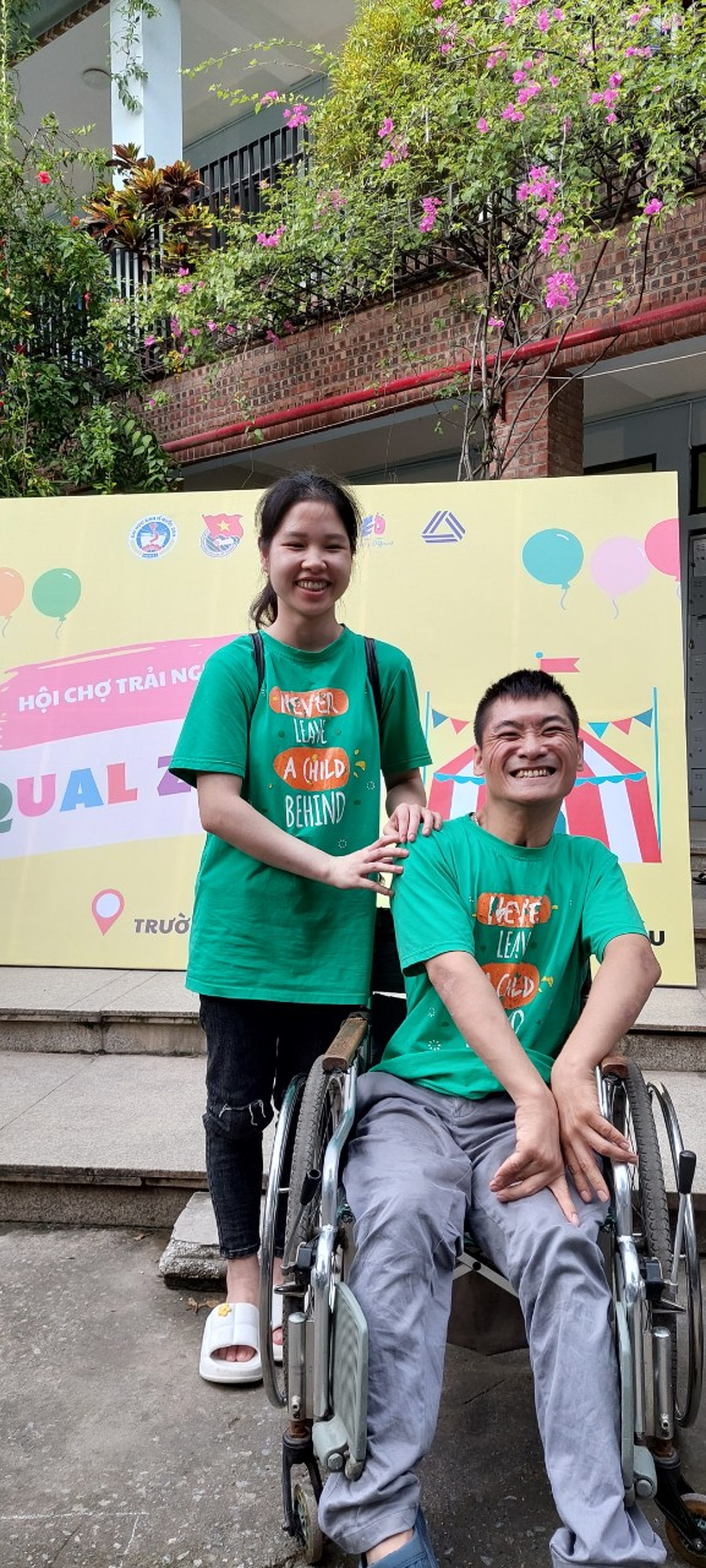 Chuyện tình của chàng trai bại não và cô gái khiếm thị ở Hà Nội - 9 Chuyện tình của chàng trai bại não và cô gái khiếm thị ở Hà Nội - 9