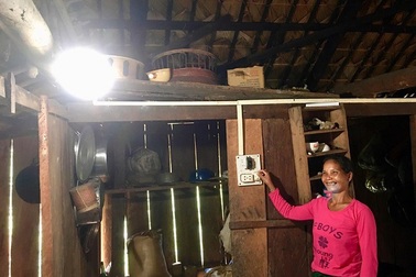 Điện mặt trời, bước đệm cho tương lai no ấm của bản nghèo vùng biên