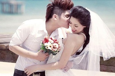 Nữ sinh “chân dài” nổi tiếng đọ sắc trong váy cô dâu