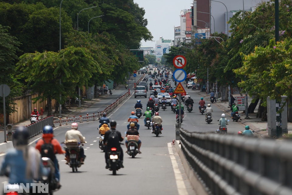 Giao thông TPHCM lại đông đúc như chưa từng có lệnh giãn cách - 5 Giao thông TPHCM lại đông đúc như chưa từng có lệnh giãn cách - 5