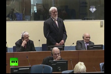 Bị cáo uống thuốc độc tại phiên tòa Liên Hợp Quốc xử tội phạm chiến tranh