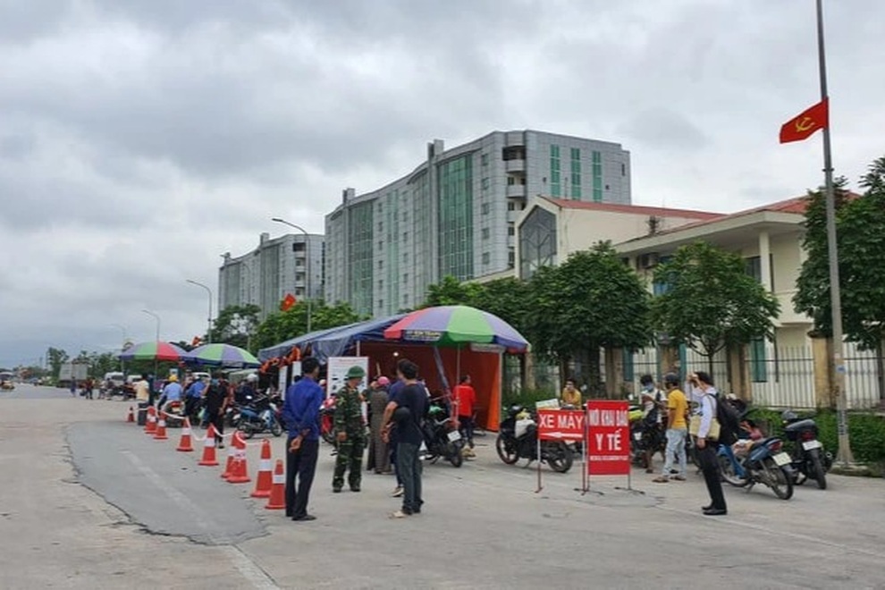 Để lọt lưới F0 làm lây lan dịch, cán bộ chốt kiểm dịch bị kiểm điểm - 2 Để lọt lưới F0 làm lây lan dịch, cán bộ chốt kiểm dịch bị kiểm điểm - 2