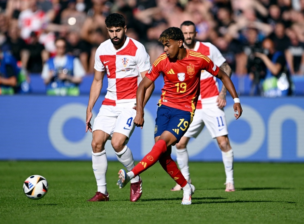 Tiết lộ bất ngờ về thần đồng 16 tuổi vừa lập kỷ lục ở Euro 2024 - 1 Tiết lộ bất ngờ về thần đồng 16 tuổi vừa lập kỷ lục ở Euro 2024 - 1