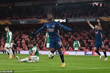 Arsenal toàn thắng cả 6 trận, Bale giúp Tottenham giành ngôi đầu