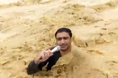 Phóng viên Pakistan bị nước lũ cuốn trôi khi đang truyền hình trực tiếp