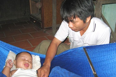 Nỗi bất hạnh của bé bị nội tạng to, mẹ liệt giường vì hậu sản