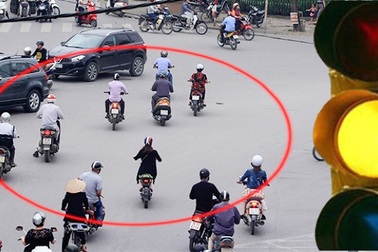 Bộ Công an: Vượt đèn vàng như thế nào sẽ bị xử phạt?