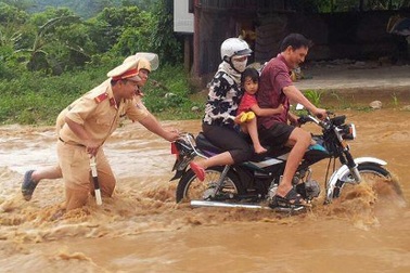 Dân mạng cảm kích tấm hình CSGT giúp dân trong lũ