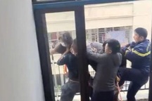 Cảnh sát giải cứu người phụ nữ trầm cảm định nhảy lầu chung cư