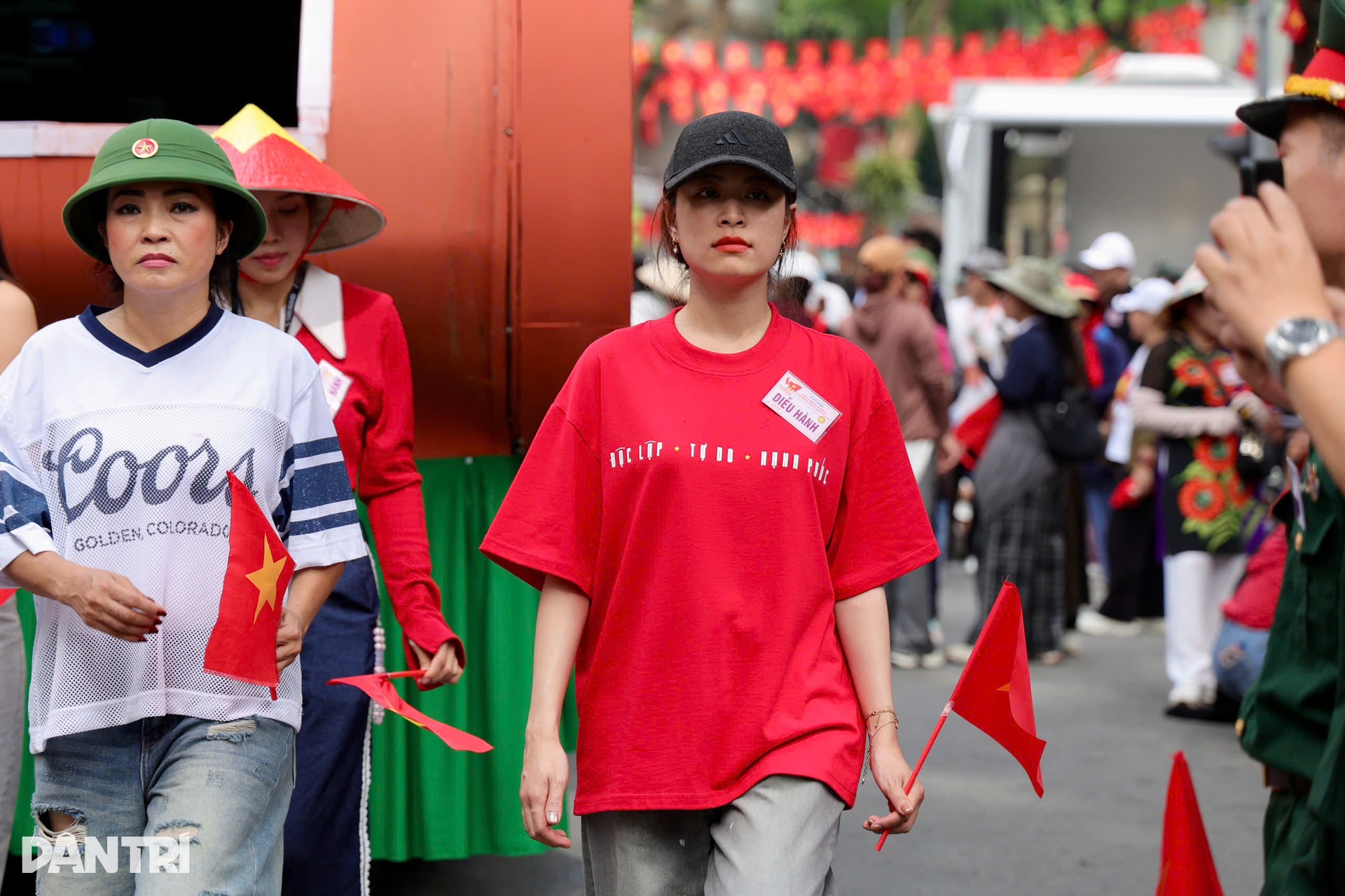 Nghệ sĩ tập A80: Đen Vâu, Hoàng Thuỳ Linh rạng rỡ, Lan Hương U70 vẫn sung - 4