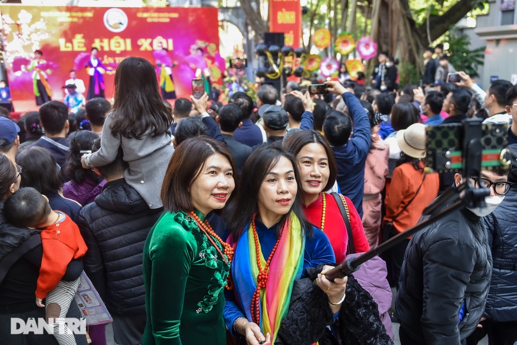 Người dân chen chân xếp hàng thử món xôi nổi tiếng bậc nhất Hà Nội - 1 Người dân chen chân xếp hàng thử món xôi nổi tiếng bậc nhất Hà Nội - 1