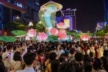 Biển người chen chân xem linh vật rắn dài 50m ở đường hoa Nguyễn Huệ