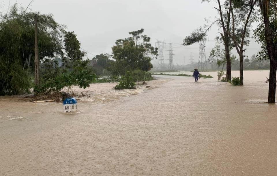 “Rốn” lũ Phong Điền nước dâng nhanh, ngập đến nửa nhà dân - 10 “Rốn” lũ Phong Điền nước dâng nhanh, ngập đến nửa nhà dân - 10