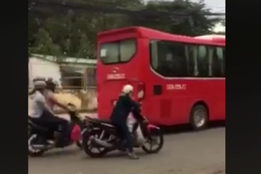 Lạ lùng "ninja" đứng giữa đường gọi điện, bất chấp xe cộ